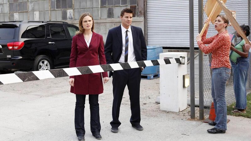 Ein Mitarbeiter einer großen Hühnerfabrik wurde ermordet. Brennan (Emily Deschanel, l.) und Booth (David Boreanaz, M.) beschäftigen sich zunächst mit einer Vielzahl verdächtiger Personen, denn der Widerstand militanter Tierschützer gegen die Fabrik ist groß … – Bild: TVNOW /​ FOX