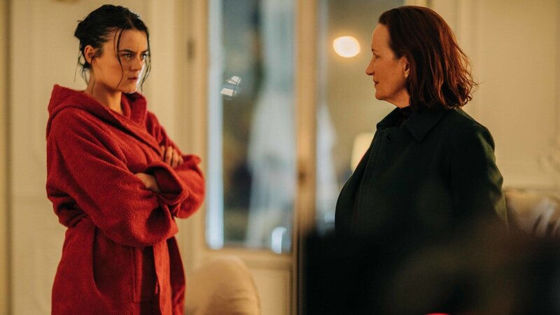 Bianca (Maddalena Crippa, r.), die Noch-Ehefrau von Léas verstorbenem Lebensgefährten Armando, hasst ihre Nebenbuhlerin Léa (Adčle Wismes, l.). – Bild: ZDF und Matheus Bertoni