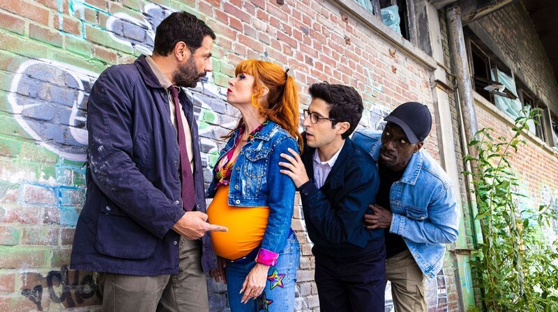 Morganes (Mitte: Audrey Fleurot) Tochter hat heimlich in Belgien einen Vaterschaftstest machen lassen. Wer ist der Vater? – Bild: NDR/​Septembre Productions/​Itinéraire Productions/​TF1/​Be-FILMS/​RTBF (Télévision Belge)