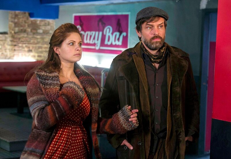 Maja (Josephine Schmidt, l.) und Paul (Ole Puppe, r.) wollen im Club nach der Wahrheit suchen. Der Barkeeper berichtet über die letzte Nacht. – Bild: WDR/​ARD/​Frank Dicks
