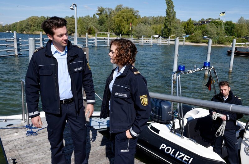 Jakob Frings (Max König, l.) und Julia Demmler (Wendy Güntensperger, r.) haben auf dem See eine herrenlose Segeljolle entdeckt. Vom Segler fehlt jede Spur. – Bild: „Bild: ARD/​Laurent Trümper (S2). ARD Programmdirektion/​Bildredaktion