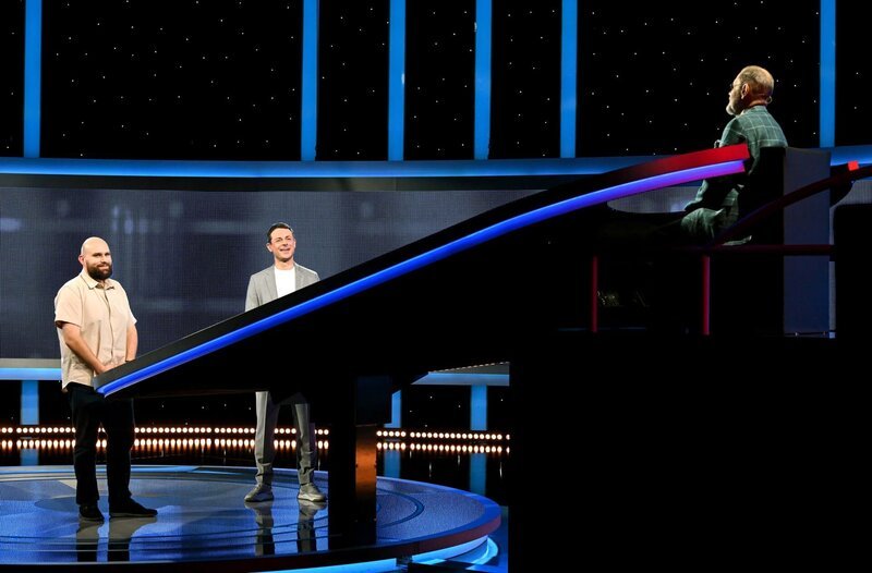 ARD GEFRAGT – GEJAGT FOLGE 738, „Alexander Bommes präsentiert beliebtes Quizformat“. Moderator Alexander Bommes (2.v.l.) mit dem Kandidaten Robert Lilge (l.) und dem Jäger Klaus Otto Nagorsnik (r.). – Bild: ARD/​Uwe Ernst