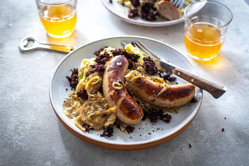 Würstchen mit Kartoffelstampf. – Bild: RTL /​ Appetite Media