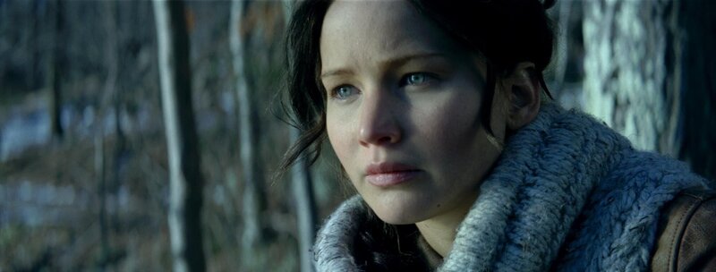 Überall und immer wieder überfallen Katniss (Jennifer Lawrence) schreckliche Alpträume, die ihren Ursprung in den Hungerspielen haben. Da erfährt sie, dass Präsident Snow die diesjährigen Spiele erneut mit ihr und Peeta bestreiten will … – Bild: Studiocanal GmbH