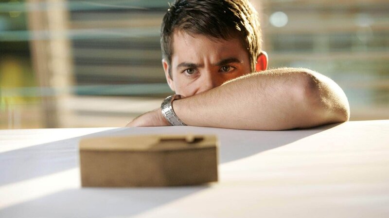 Das CSI Team findet an einem Tatort okkulte Gegenstände. Als sich in der Folge einige merkwürdige Unfälle im Labor ereignen und sogar Tote vom Seziertisch auferstehen, glauben Ryan (Jonathan Togo) und die übrigen Kollegen an einen Voodoo-Fluch. – Bild: SUPER RTL