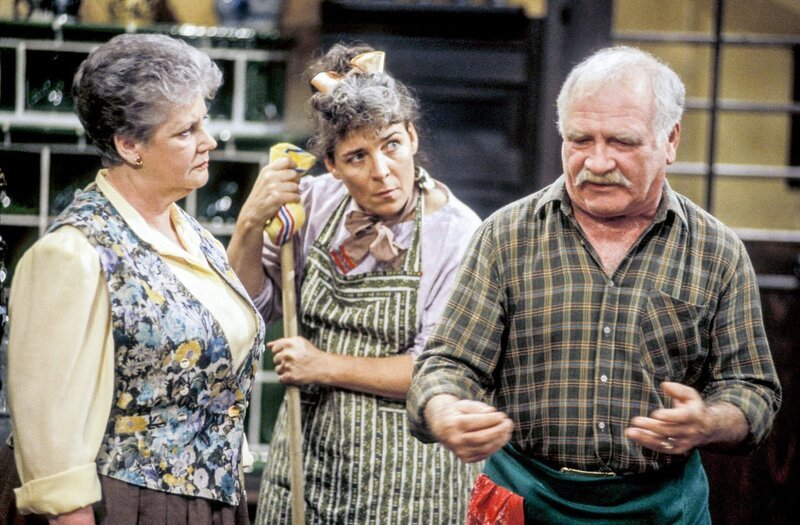 Opa Stangl (Peter Steiner) manövriert sich vor Leni (Gerda Steiner-Palter) und Erna (Erna Wassmer) wieder in heikle Situationen. – Bild: ORF/​RTL