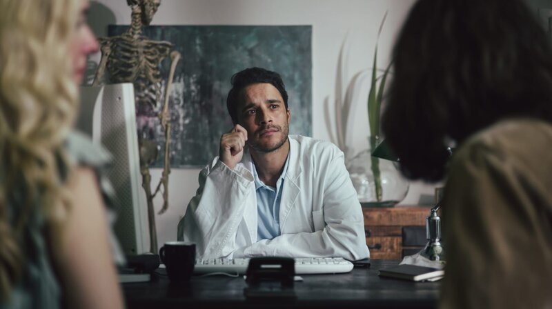 Dreharbeiten mit Kostja Ullmann als Dr. Google. – Bild: NDR/​Stefanie Müller