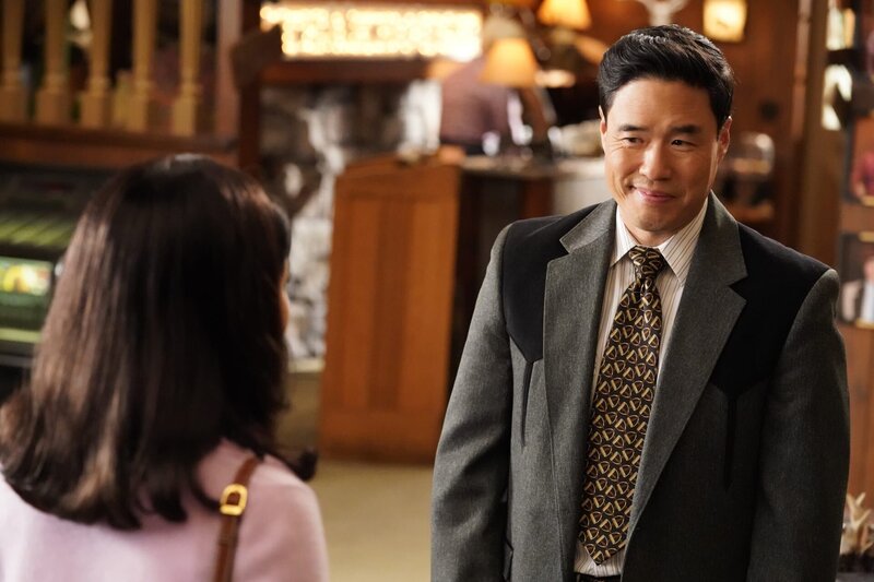Constance Wu (Jessica Huang), Randall Park (Louis Huang). – Bild: American Broadcasting Companies