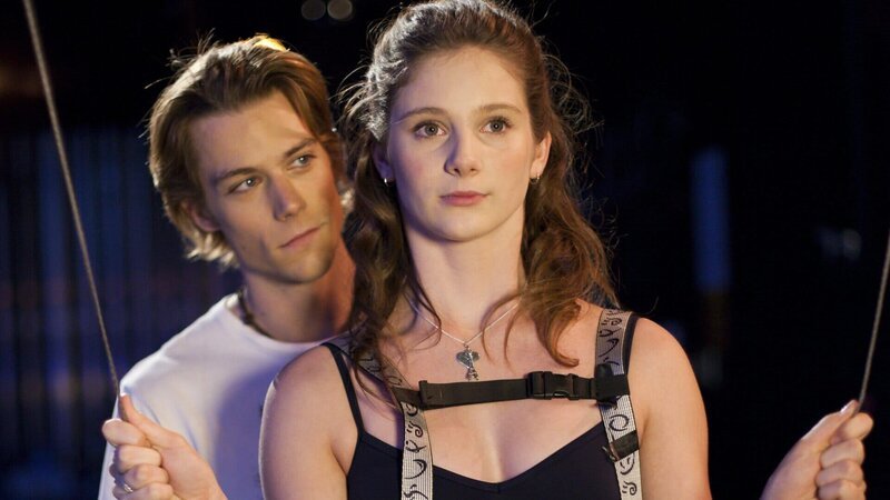 Der Gibs am Bein wurde Tara (Xenia Goodwin) zwar abgenommen, doch die Angst zu tanzen ist ihr geblieben. Ethan (Tim Pocock), inzwischen ein guter Freund, hilft ihr. Er zeigt ihr, dass sie sogar fliegen kann, wenn sie sich nur traut. – Bild: ZDF und Steve Brack