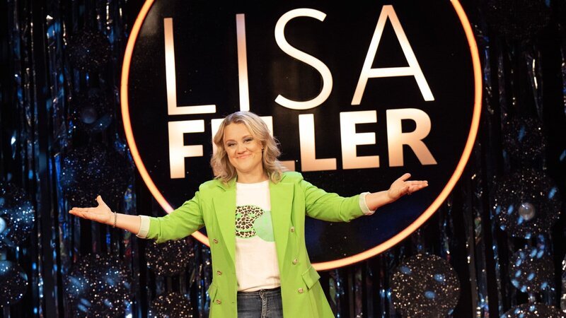 Lisa Feller präsentiert ihr neues Programm „Ich komm jetzt öfter“. – Bild: Honorarfrei – nur für diese Sendung inkl. SocialMedia bei Nennung ZDF und WDR/​Melanie Grande.