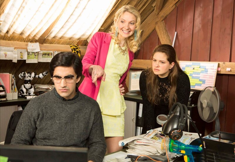 Maja (Josephine Schmidt, r.), Rajesh (Parbet Chugh, l.) und Jenny (Constanze Behrends, M.) sichten die Fotos vom Krematorium. – Bild: WDR/​ARD/​Frank Dicks