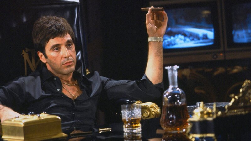 Tony Montana (Al Pacino) bahnt sich auf brutale Art und Weise seinen Weg bis an die Spitze von Miamis Kokain-Imperium – Bild: RTLZWEI Tony Montana (Al Pacino) bahnt sich auf brutale Art und Weise seinen Weg bis an die Spitze von Miamis Kokain-Imperium – Bild: RTLZWEI