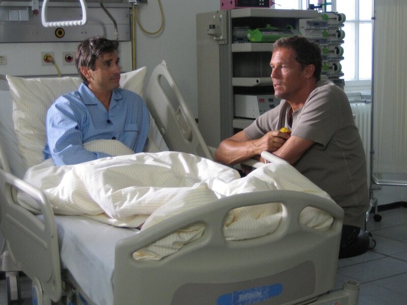 In „Tramitz & friends“ bekommt Manou Lubowski (l.) Besuch von Christian Tramitz (r.) – Bild: ProSieben