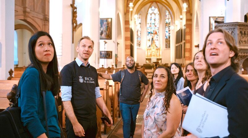 Protagonisten von LIVING BACH in der Thomaskirche mit Bachfest-Intendant Michael Maul – Bild: MDR/schmidtFilm/Weltkino Protagonisten von LIVING BACH in der Thomaskirche mit Bachfest-Intendant Michael Maul – Bild: MDR/schmidtFilm/Weltkino