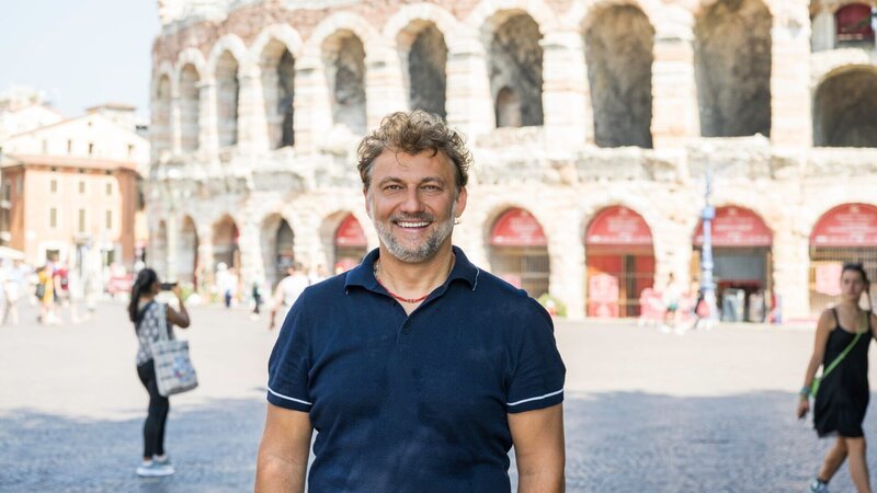 Jonas Kaufmann ist auf musikalischer Reise und singt in der Arena von Verona unter freiem Himmel. – Bild: Markus Hertrich Jonas Kaufmann ist auf musikalischer Reise und singt in der Arena von Verona unter freiem Himmel. – Bild: Markus Hertrich