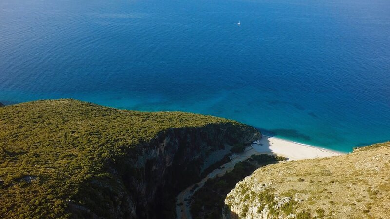 Danach muss man anderswo lange suchen – glasklares Mittelmeer im Süden Albaniens. – Bild: 3sat