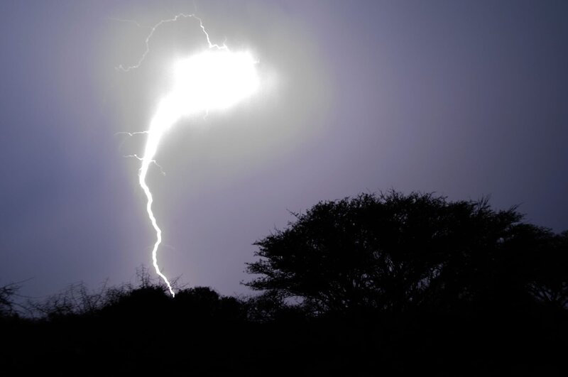 AWNKWR South Africa Mkhuzi Mkhuze Mkuze Game Reserve KwaZulu-Natal – flash of lightning during a thunderstorm into he bush’s night – Bild: Alamy