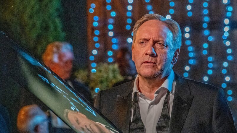Der offenbar absichtlich herbeigeführte Unfalltod einer Polizistin im Ruhestand und ein längst vergangener Geldraub beschäftigen dieses Mal DCI John Barnaby (Neil Dudgeon). – Bild: Mark Bourdillon