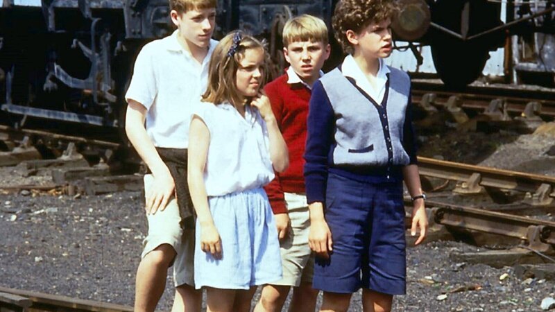 Julian (Marco Williamson, l.), Anne (Laura Petela, 2.v.l.), Dick (Paul Child, 2.v.r.) und George (Jemima Rooper, r.) warten gespannt auf den Spukzug. – Bild: Frankfurter Filmproduktion