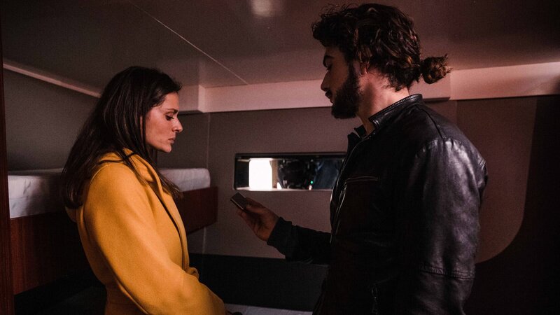 Lorenzo (Giacomo Giorgio) konfrontiert Paola (Raffaella Rea), die Ehefrau von Tano, mit etwas, das er auf dem Boot gefunden hat und was offenbar Tano gehört. – Bild: ZDF und Matheus Bertoni