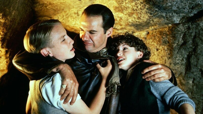 Der Schurke Emilio (Paul Herzberg, M.) erwischt Dick (Paul Child, l.) und George (Jemima Rooper) dabei, wie sie gemeinsam mit ihren Freunden ihn und einen anderen Gauner dabei beobachten, wie sie die beiden Kunstwerke in einer Höhle auf der Felseninsel verstecken. Kann es den fünf Freunden gelingen die Diebe zu stoppen? – Bild: ZDF und Frankfurter Filmproduktion