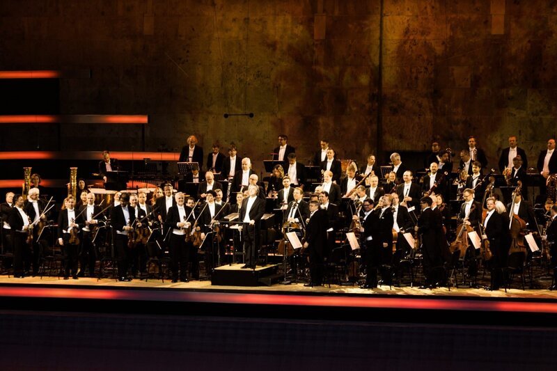 Die Wiener Philharmoniker unter der Leitung von Riccardo Muti spielen aus der Waldbühne Berlin. – Bild: ORF/​ZDF/​Thomas Kierok