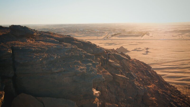 Albert Li erklimmt einen Berg in der Wüste in Jebel Barkal, Sudan. Albert Lin und sein Team machen sich in der sengenden Wüste auf die Suche nach Napata, der Hauptstadt des Königreichs Kusch, einer mächtigen afrikanischen Zivilisation im Sudan aus dem 8. (National Geographic) – Bild: National Geographic /​ Disney