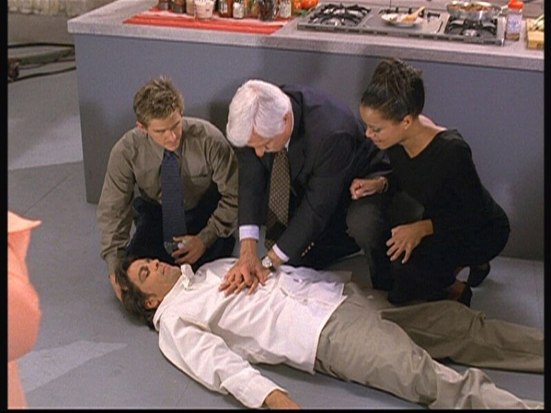 (v.l.n.r.) Jesse (Charlie Schlatter), Mark (Dick Van Dyke) und Amanda (Victoria Rowell) versuchen vergebens, Fernsehkoch René (Julian Stone) wiederzubeleben. – Bild: Viacom Lizenzbild frei