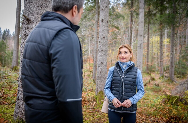Alexandra (Daniela Kiefer, r.) ärgert sich über Christophs (Dieter Bach, l.) Alleingang in Bezug auf Hildegard. – Bild: ARD/​WDR/​Christof Arnold