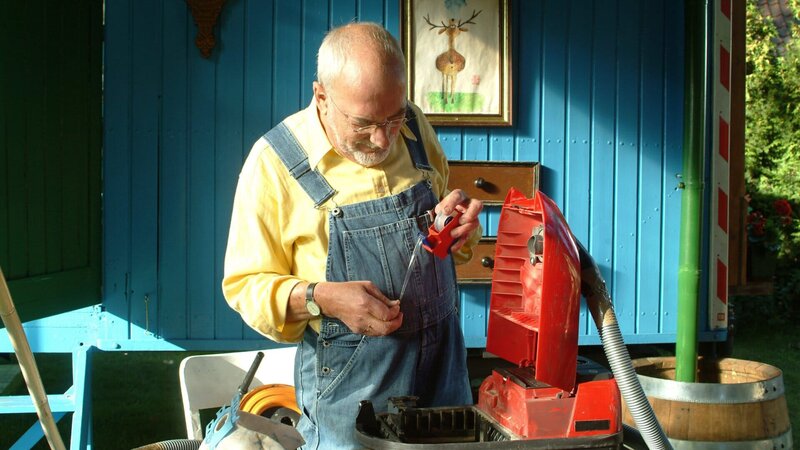 Auf dem Klebestreifen soll sich der Staub ansammeln, den sich Peter (Peter Lustig) anschließend durch ein Mikroskop anschauen möchte. – Bild: ZDF und Christiane Pausch