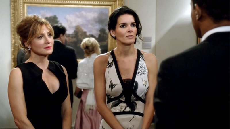 L-R:Maura Isles (Sasha Alexander), Jane Rizzoli (Angie Harmon) – Bild: PLURIMEDIA (Warner Bros)