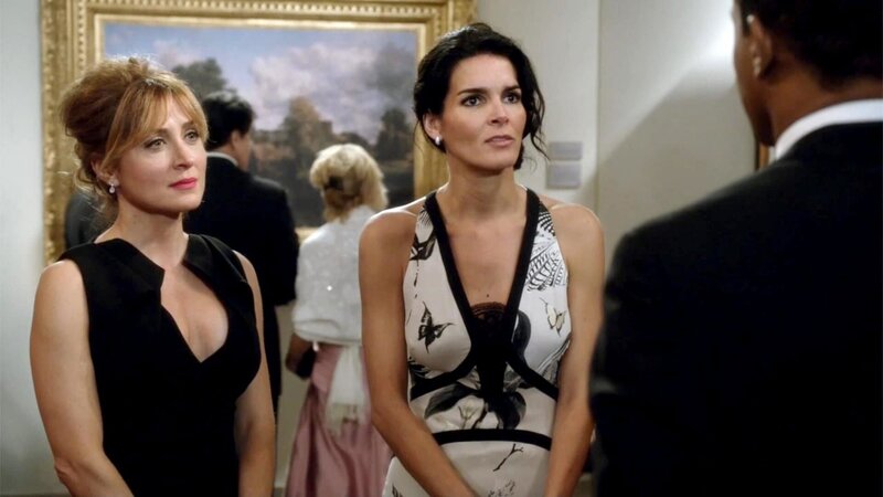 L-R:Maura Isles (Sasha Alexander), Jane Rizzoli (Angie Harmon) – Bild: PLURIMEDIA (Warner Bros)