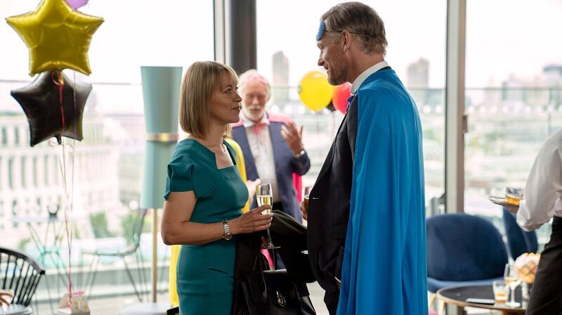 Hannah (Nicola Walker) und Christie (Barry Atsma) – Bild: NDR/​Sister Pictures