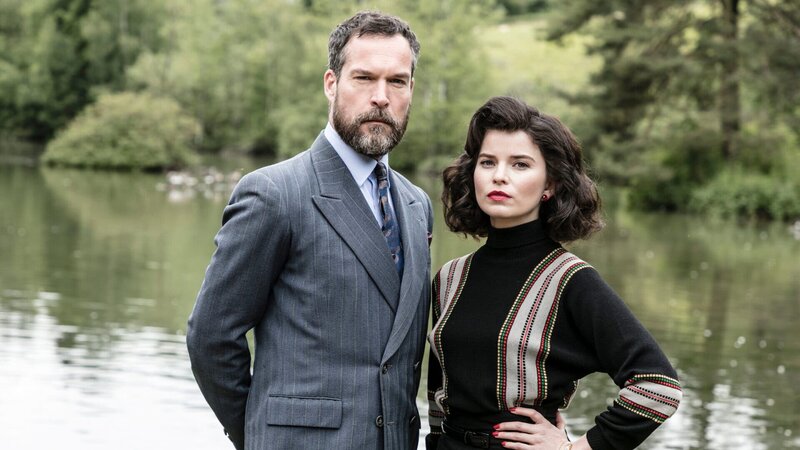 Hercule Flambeau (John Light) und seine Tochter Marianne Delacroix (Gina Bramhill) sind Kunstdiebe und treten in einem Wettbewerb gegeneinander an. – Bild: ZDF und Gary Moyes