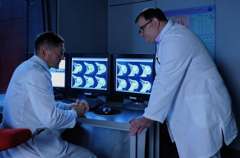 Dr. Kaminski (Udo Schenk, li.) hat keine guten Nachrichten für Hans-Peter Brenner (Michael Trischan, re.) Brenners Mutter Luise hat sich bei einem Sturz die Schulter gebrochen. Erst der Schlaganfall, nun auch noch der Schulterbruch – Hans-Peter Brenner wird klar, dass sich eine sehr lange Rehabilitationszeit anschließen wird. Doch das ist nicht Brenners einiges Problem: Das Ergebnis der Universität ist da und nun entscheidet sich, ob er demnächst als Arzt durch die Sachsenklinik gehen darf oder als gescheiterter Medizinstudent. Brenner traut sich nicht, den Umschlag zu öffnen. – Bild: MDR/​Saxonia Media/​Sebastian Kiss