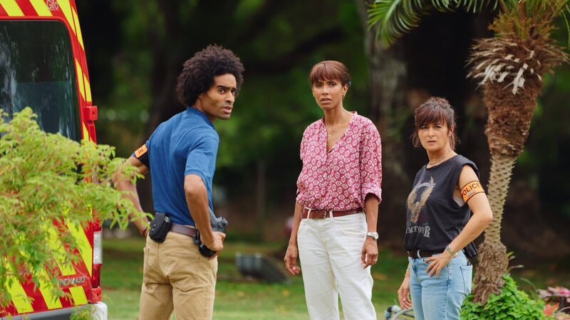 Aurélien (Julien Béramis, l.), Mélissa (Sonia Rolland, M.) und Gaëlle (Beatrice de la Boulaye, r.) werden zu einem dramatischen Einsatz gerufen, bei dem eine Person in akuter Lebensgefahr schwebt. – Bild: ZDF und Steavy M.A Photography./​Steavy M.A Photography