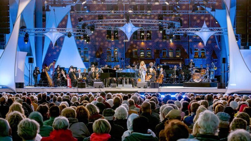 Die 23. Elblandfestspiele stehen unter dem Motto „Filmmusik am Fluss“. Vor der Kulisse der Alten Ölmühle Wittenberge spielt das Deutsche Filmorchester Babelsberg unter der Leitung von Christian Köhler. Stimmgewaltige Unterstützung kommt von Paul Potts, Cassandra Steen, Peter Kraus und vielen anderen. – Bild: ZDF und rbb /​ Anja Möller