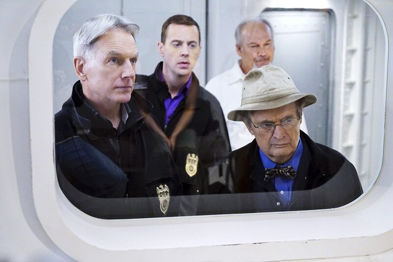 Müssen einen neuen Fall lösen – der es in sich hat: Gibbs (Mark Harmon, l.), McGee (Sean Murray, 2.v.l.), Ducky (David McCallum, r.) und Captain RJ Hammond (Brett Rice, 2.v.r.) … – Bild: PLURIMEDIA (CBS Broadcasting Inc.)