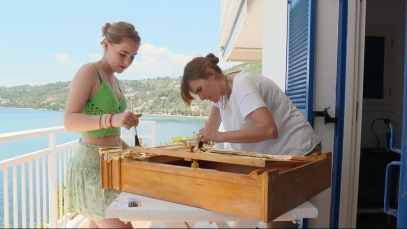 Libby Smith (l.) und ihre Mutter Sarah Moore (r.) – Bild: RTL /​ Friel Kean Films