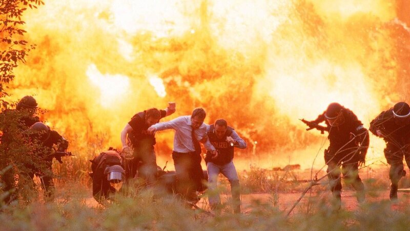 Tom und Semir schaffen es gerade noch mit Wanrath aus dem Haus zu flüchten, bevor dieses explodiert. – Bild: Guido Engels