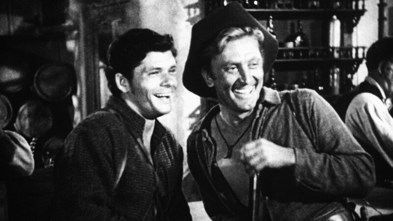 Die beiden Abenteurer Jim Deakins (Kirk Douglas, rechts) und Boone Caudill (Dewey Martin) begleiten französische Pelzhändler den Missouri hinauf bis zum Land der Schwarzfußindianer. – Bild: Honorarfrei – nur für diese Sendung bei Nennung ZDF und Russell Harlan. Die beiden Abenteurer Jim Deakins (Kirk Douglas, rechts) und Boone Caudill (Dewey Martin) begleiten französische Pelzhändler den Missouri hinauf bis zum Land der Schwarzfußindianer. – Bild: Honorarfrei – nur für diese Sendung bei Nennung ZDF und Russell Harlan.