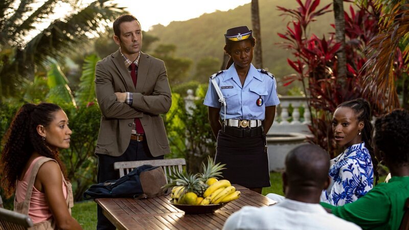 Als DI Parker (Ralf Little, 2.v.l.) und Sergeant Thomas (Shantol Jackson, 3.v.l.) zum Schauplatz eines Mordes gerufen werden, erleben die beiden eine Überraschung. Denn DS Cassells (Joséphine Jobert, l.) Undercover-Einsatz bei Miranda Priestley (Victoria Ekanoye, r.) führt Cassell unerwartet wieder zurück nach Saint-Marie. – Bild: ZDF und Denis Guyenon