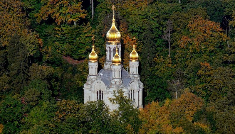 Blick auf die Russisch-Orthodoxe Kirche auf dem Neroberg in Wiesbaden. – Bild: HR