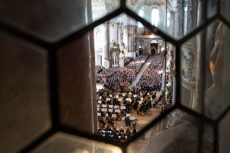 Sir Simon Rattle dirigiert Haydns Schöpfung – Bild: Astrid Ackermann /​ BR
