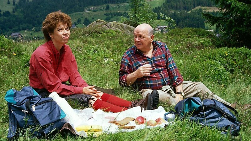 Frau Michaelis (Evelyn Hamann) genießt mit ihrem Nachbar, Herrn Pohl (Wolfgang Wahl), die Wanderung durch den Schwarzwald. – Bild: Thomas Waldhelm