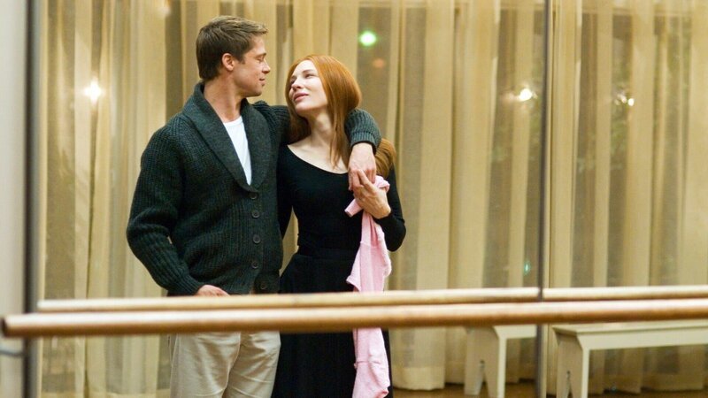 Benjamin (Brad Pitt) ud Daisy (Cate Blanchett)Benjamin (Brad Pitt) ud Daisy (Cate Blanchett) – Bild: RTL II Benjamin (Brad Pitt) ud Daisy (Cate Blanchett)Benjamin (Brad Pitt) ud Daisy (Cate Blanchett) – Bild: RTL II