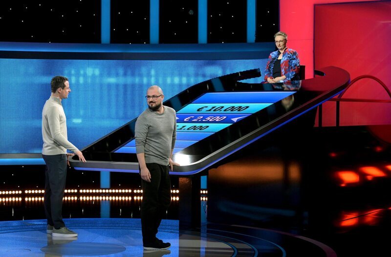 ARD GEFRAGT – GEJAGT FOLGE 740, Moderator Alexander Bommes (l.) mit dem Kandidaten Wojciech Blaszcak (M.) und der Jägerin Adriane Rickel (r.). – Bild: ARD/​Uwe Ernst