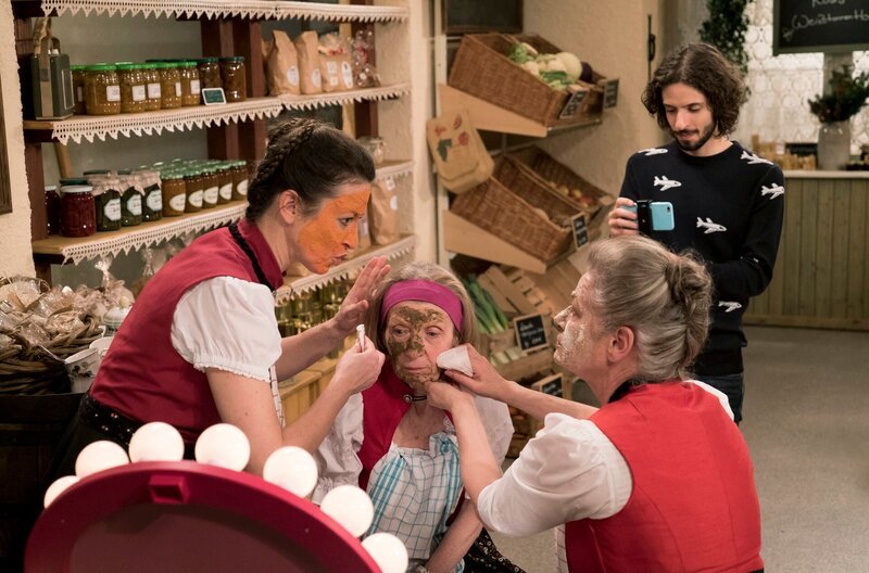 Die Landfrauen drehen ohne Leni einen Schönheitsfilm. v.li.: Stefanie Rabenalt (Nadine Ketterer), Maria Schreiner (Inge Kiefer), Johanna (Ursula Cantieni), Albert (Alessio Hirschkorn) – Bild: SWR/​Schweigert