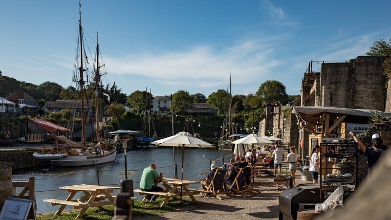 Im alten Hafen von Charlestown an der Südküste Cornwalls lässt sich gut entspannen. – Bild: Honorarfrei – nur für diese Sendung inkl. SocialMedia bei Nennung ZDF und Željko Pehar