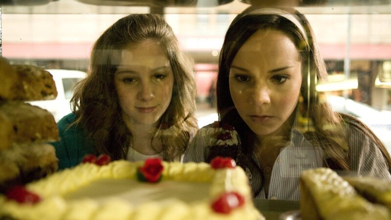 Schwarzwälder-Kirschtorte – Tara (Xenia Goodwin) würde alles geben, ein Stück essen zu können. Doch eine disziplinierte Tänzerin sollte auf ihr Gewicht achten. Abigail (Dena Kaplan) hat sich da besser im Griff – oder doch nicht? – Bild: Lisa Tomasetti